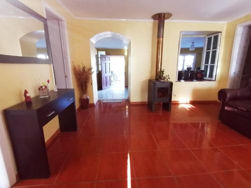 帕尼马维达Hostel Casa Descanso Natural的客厅铺有木地板,配有沙发。