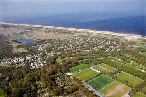 海牙Vakantiepark Kijkduin - 870的享有城市空中景致,设有网球场