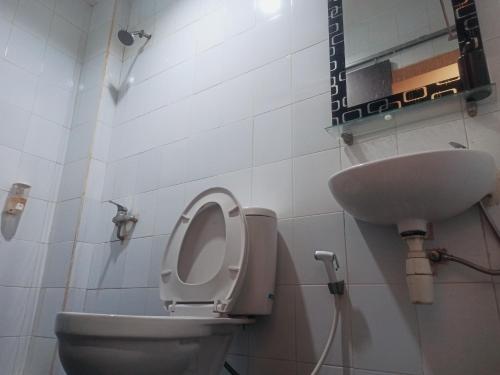 帕朗卡拉亚City Inn Antang的一间带卫生间和水槽的浴室