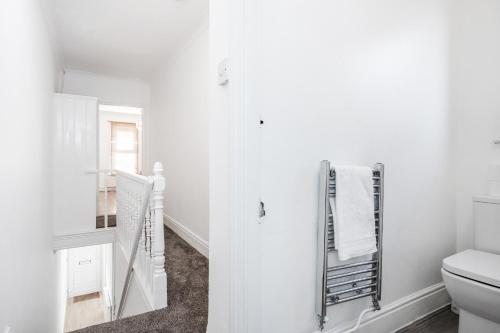 切姆4 bedroom House Free Parking Contractor's Haven的白色的浴室设有卫生间和镜子