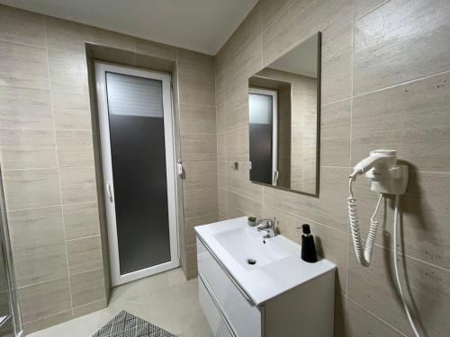 卡夫尼克Casa Iulian的一间带水槽和镜子的浴室