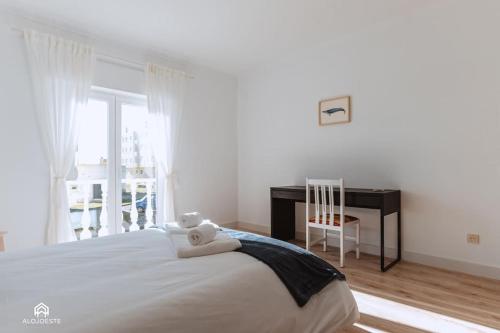 圣克鲁斯Puerto Raval - 5 Bedrooms - BBQ & Garden的一间卧室配有一张床和一张带泰迪熊的书桌