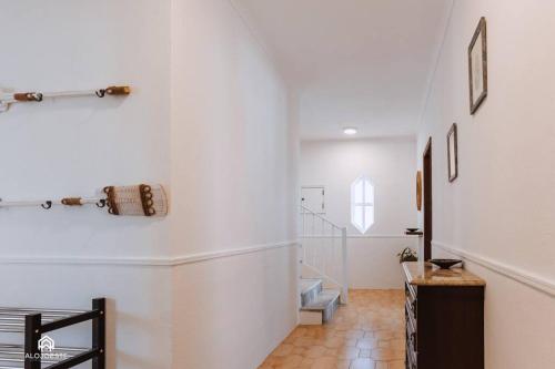 圣克鲁斯Puerto Raval - 5 Bedrooms - BBQ & Garden的房屋内带白色墙壁和楼梯的走廊