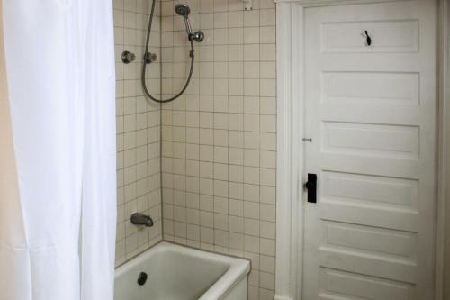 布卢明顿Charming Bloomington Apt with Walkable Location的浴室配有浴缸和淋浴及浴帘