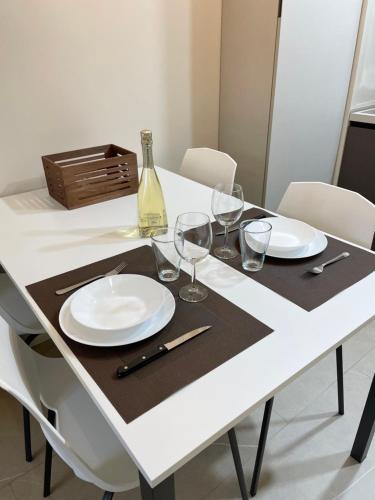 布雷西亚Ca'Sazen Bilo 20的白色的桌子,带白板和酒杯