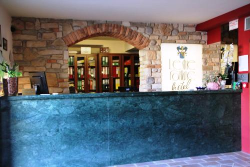 佛罗伦萨都方泰酒店的一间位于餐厅内的酒吧,餐厅设有石墙