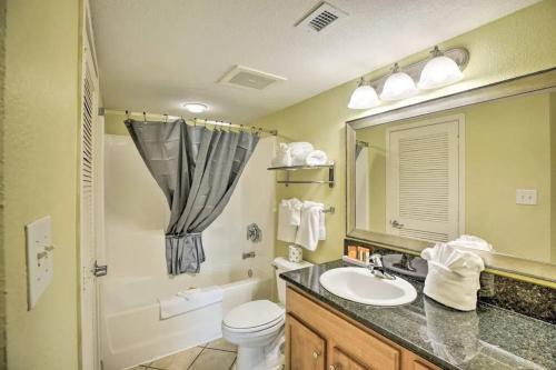 默特尔比奇Bayview Resort Penthouse w/ Sunset Views的一间带水槽、卫生间和镜子的浴室