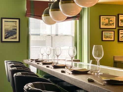 伦敦Beaverbrook Town House的餐厅里一张桌子,上面放着酒杯