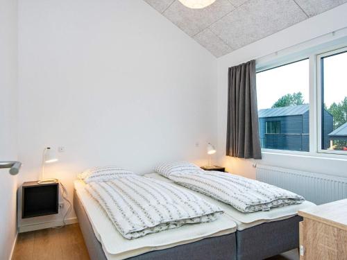 森讷比Holiday home Rømø CXXV的白色的卧室设有床和窗户