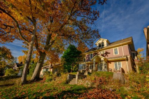 尼亚加拉瀑布Niagara River&Gorgeview Manor-10MinsWalkToFalls的秋天山上的房子