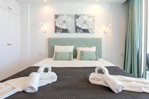 法纳贝海滩SEA LA VIE Ponderosa 617的卧室配有2条毛巾。