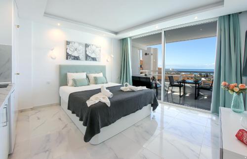 法纳贝海滩SEA LA VIE Ponderosa 617的一间卧室设有一张床,享有海景
