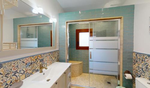 库姆布勒德尔索尔Villa Encinas的一间带水槽和淋浴的浴室