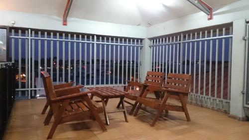 帕拉马里博帕拉姆鲁酒店的一间设有两把椅子、一张桌子和一个窗户的房间