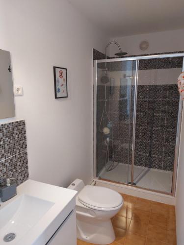 楼尔"Oliveiras" Appartement typique avec terrasse et piscine的带淋浴、卫生间和盥洗盆的浴室