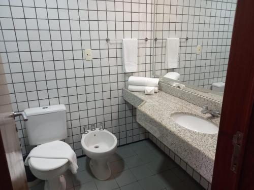 圣路易斯HOTEL RESORT RIO POTY的白色瓷砖浴室设有卫生间和水槽