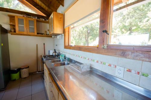 圣卡洛斯-德巴里洛切casa con vista al lago的厨房设有水槽和窗户。