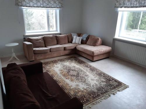 科科拉Willa Witsari 65m2 asunto的客厅配有棕色沙发和地毯。