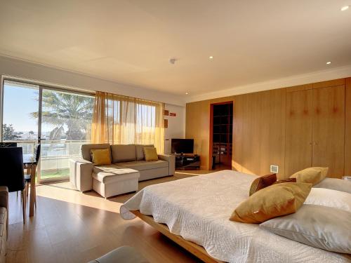 阿尔沃尔Bed and Breakfast Summer Cascade Pequeno almoço incluido的一间卧室设有一张床和一间客厅。