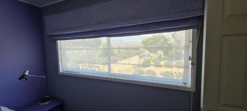 维库尼亚Lavanda del Valle的卧室内的窗户,享有房子的景色