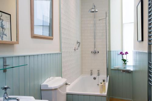 爱丁堡1 Bellevue Terrace的带浴缸、卫生间和盥洗盆的浴室