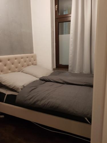 科隆Deutzer Freiheit的一张位于带窗户的房间的床