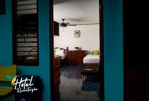 奥罗西Hotel Reventazón Orosi的客房设有带一张床和镜子的卧室