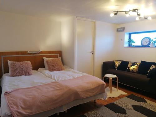 厄勒布鲁Ett rums lägenhet med egen ingång, parkering的一间卧室配有一张床和一张沙发