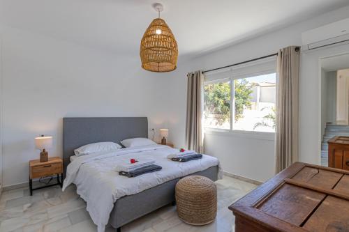 贝纳尔马德纳Luxury Villa Andalucia Seaview Private Pool close to Centre的一间卧室设有一张大床和一个窗户。