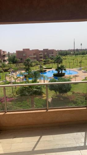 马拉喀什Prestigia jade Marrakech ENTREE 191 APPARTEMENT 9的从窗户可欣赏到公园景色