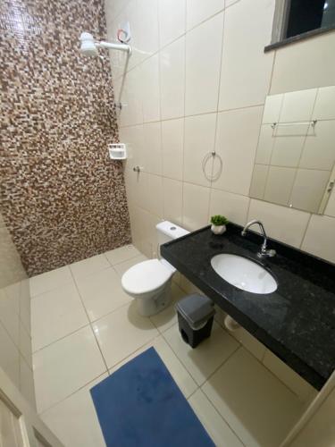 乌巴雅拉Apuama Hostel的浴室配有白色卫生间和盥洗盆。