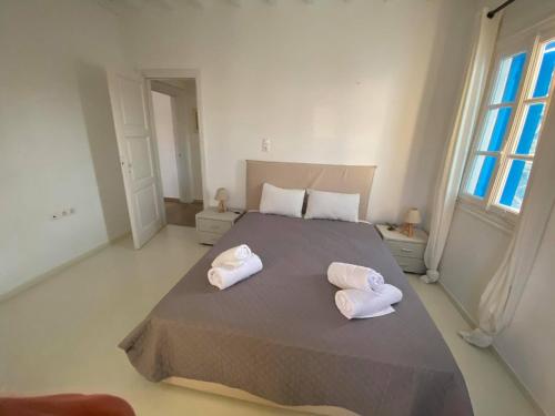Megali AmmosFabrica Sunset Apartments的一间卧室配有一张床,上面有两条毛巾