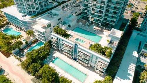 迈阿密海滩Ocean 2 Sky at Monte Carlo Miami Beach的享有带2个游泳池的大楼的顶部景致