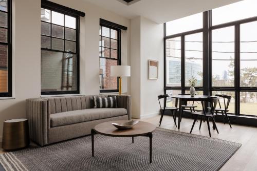费城Sonder Onyx的客厅配有沙发和桌子