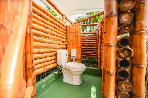 TitiribíCerro Tusa Glamping的木墙浴室设有卫生间