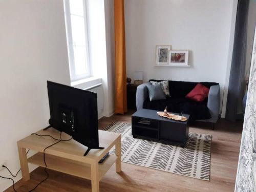 布雷斯特Appartement rénové ~ Vue sur mer et château的一间带电视和沙发的客厅