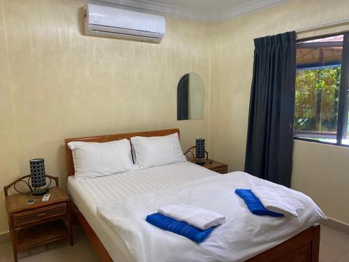 西哈努克Villa Blue Lagoon的一间卧室配有带毛巾的床
