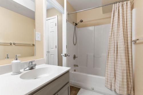 曼哈顿Updated, King Bed, Garage and Free Parking KMN1216的一间带水槽和淋浴的浴室