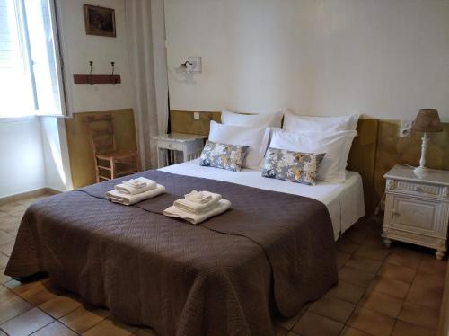 蒙塔尼亚克Le Petit Fabre的一间卧室配有一张大床和毛巾