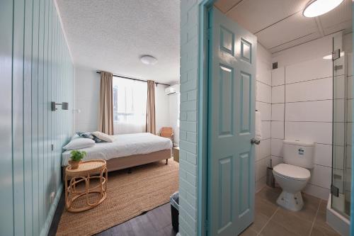 悉尼Little Coogee Hotel的一间带床和卫生间的浴室