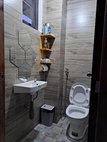 碧瑶C1的一间带卫生间和水槽的浴室