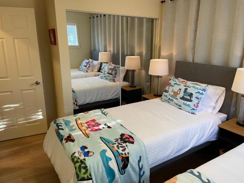 彭蒂克顿Bright poolside walkout two bedroom basement suite in the Okanagan的一间卧室配有两张带枕头的床。