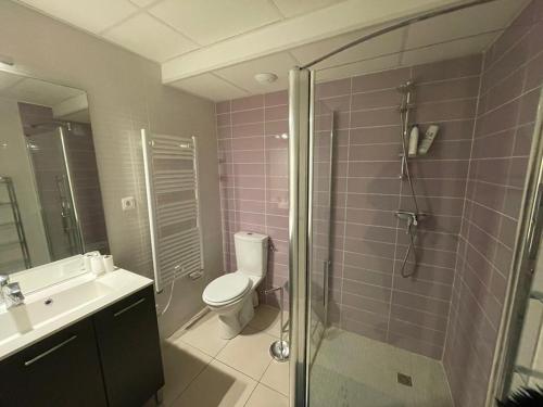 卡布勒通Appartement Capbreton, 2 pièces, 4 personnes - FR-1-413-133的浴室配有卫生间、淋浴和盥洗盆。