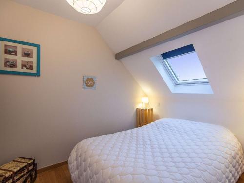 吕兹-圣索沃尔Maison Luz-Saint-Sauveur, 3 pièces, 4 personnes - FR-1-402-130的卧室配有一张白色大床和天窗