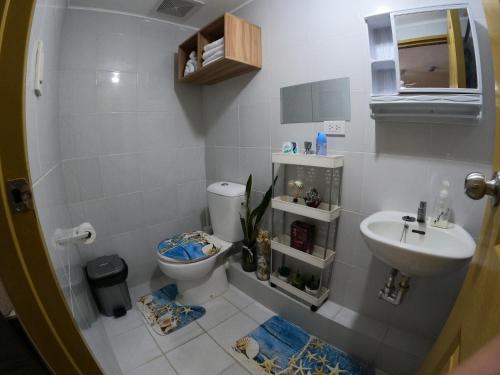 杜马格特Condotel DC MARINA SPATIAL FELINVEST的一间带卫生间和水槽的小浴室
