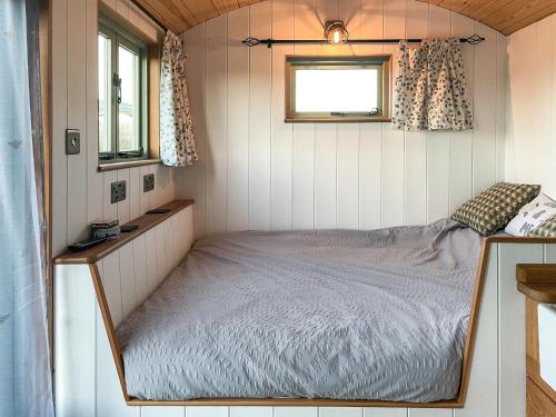 LangstoneThe Hut的窗户的小房子里的一张床位