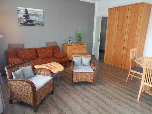 奥斯特巴德·哥伦Zum Donnerkeil的客厅配有沙发、椅子和桌子