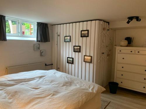哥本哈根Cosy Private room close to Copenhagen centre的卧室配有白色的床和梳妆台。
