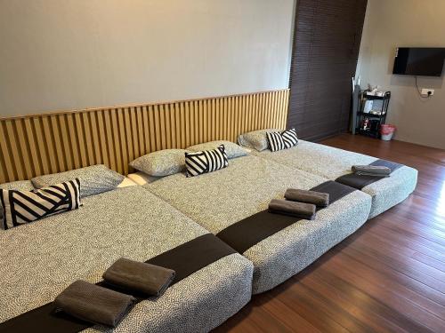 邦咯Tatami D'Tepi Laut - PANGKOR ISLAND的一张大床,房间里配有枕头