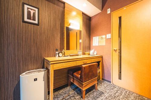 大阪难波大国町瑞利弗酒店的一间带水槽和镜子的浴室